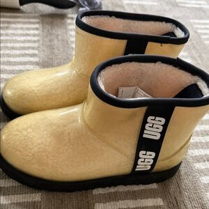 UGG Rain boots with Shearling liner size 4Y